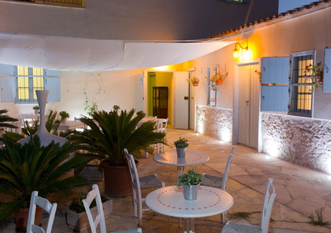 Shongas Inn Dherinia 外观 照片