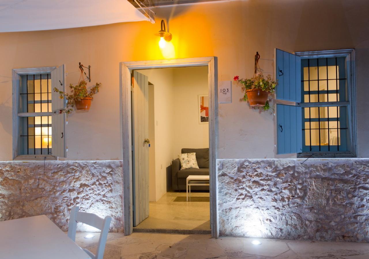 Shongas Inn Dherinia 外观 照片